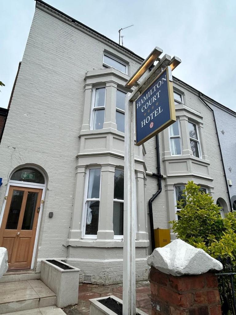 Hamilton Court Hotel Hoole Честер Экстерьер фото