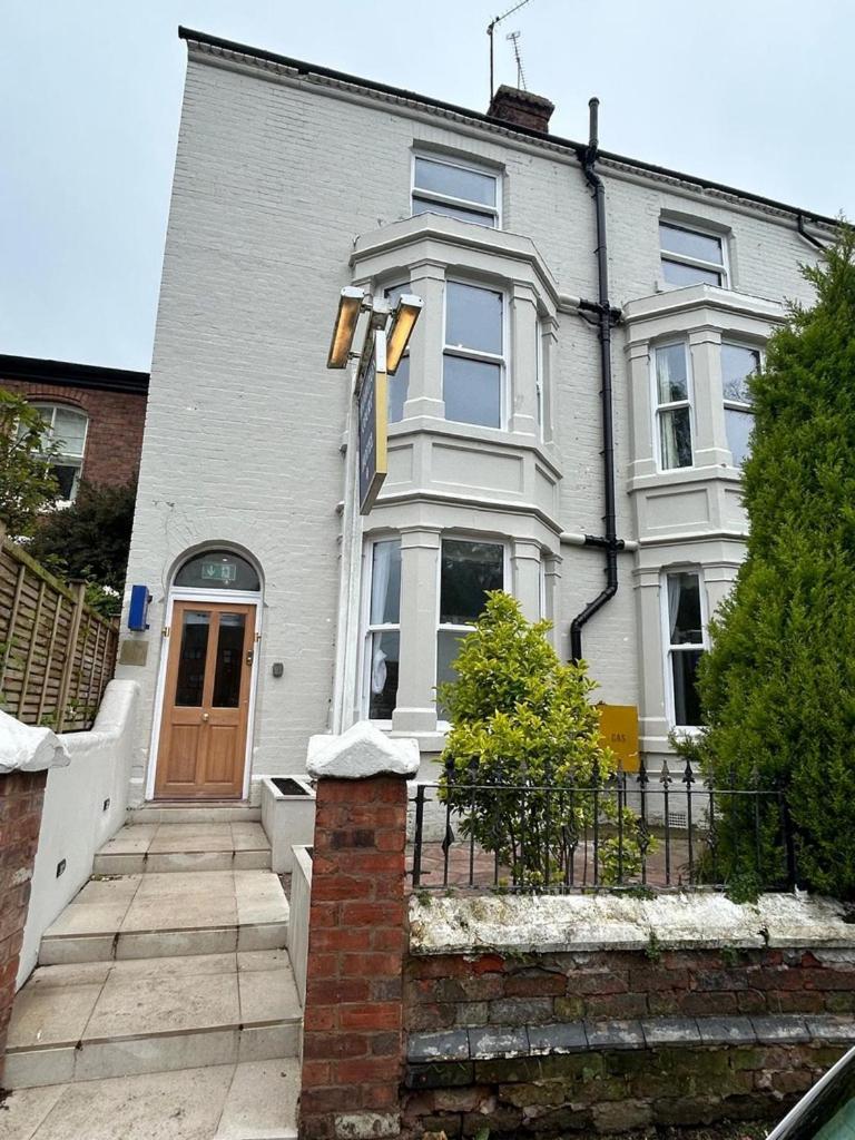 Hamilton Court Hotel Hoole Честер Экстерьер фото