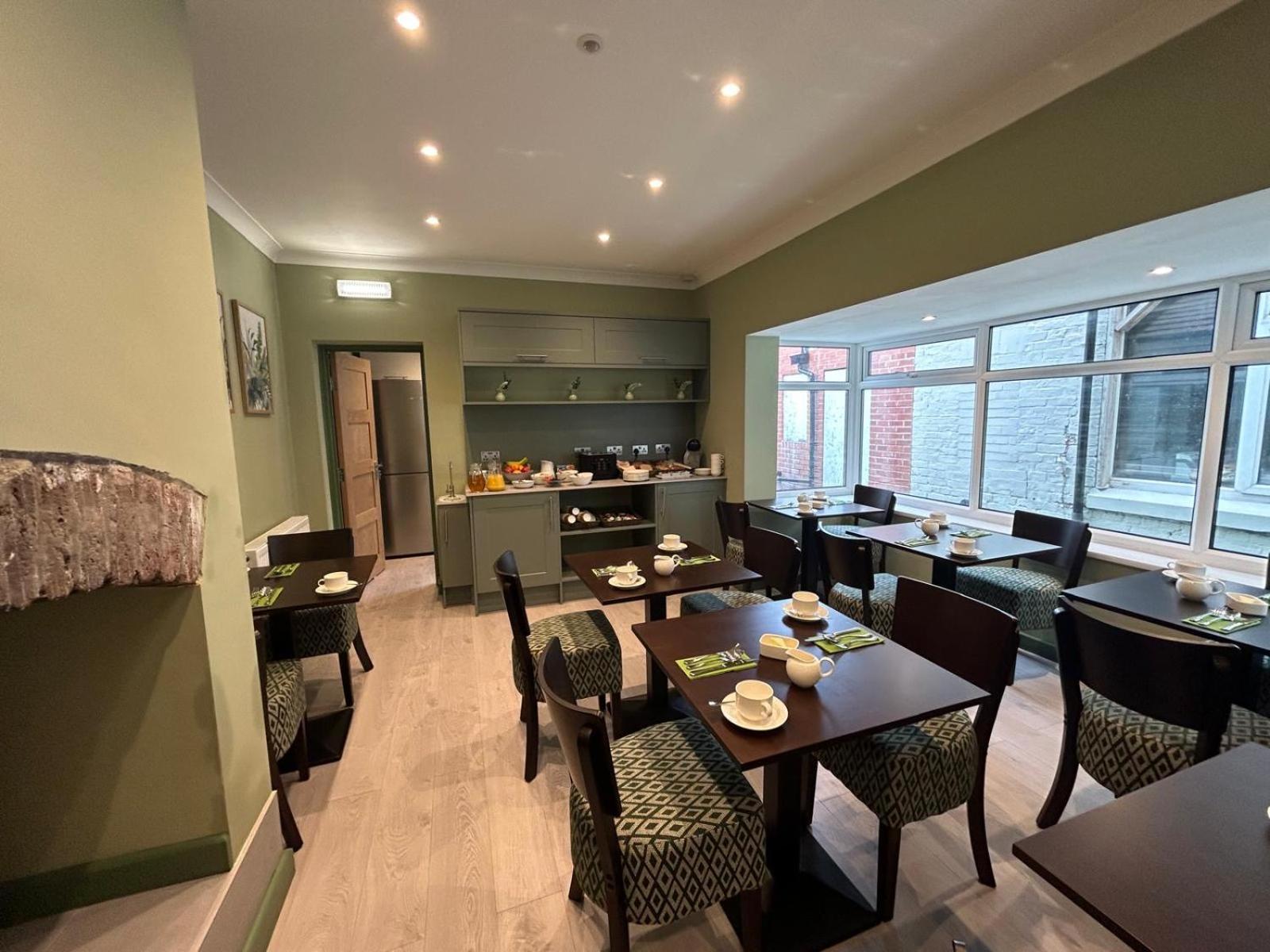 Hamilton Court Hotel Hoole Честер Экстерьер фото