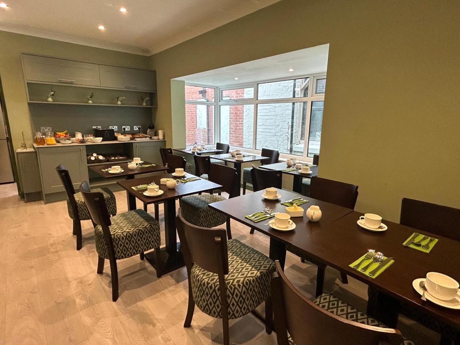 Hamilton Court Hotel Hoole Честер Экстерьер фото